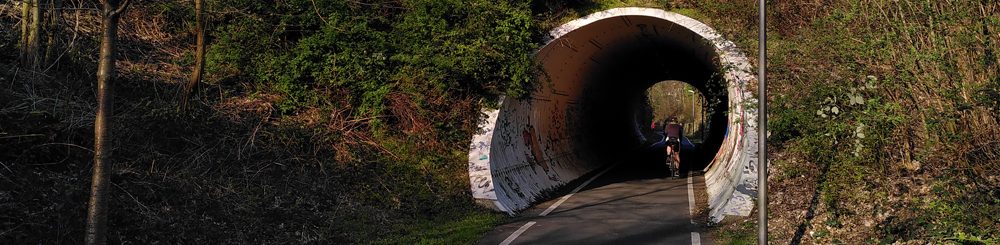 Fahrradfahrer auf Radweg der durch Tunnel führt. Alte Bahntrasse. Auf dieser Seite sind die Fahrradtouren durch das Ruhrgebiet