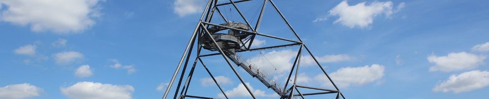 Blick auf den Tetraeder Bottrop auf der Halde an der Beckstraße. Auf dieser Seite sind die Bustouren/Rundfahrten mit dem Reisebus